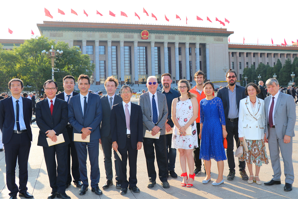 应邀出席招待会的我校外国专家及配偶合影 应邀出席招待会的我校外国专家及配偶合影